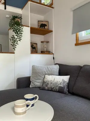 Ein Sitzbereich in der Unterkunft Tiny House Ruhr im PIER9 Tiny House Hotel