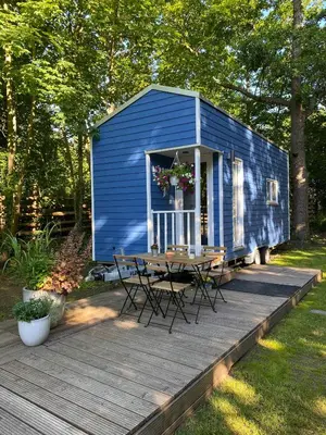 Ein Garten an der Unterkunft Tiny House Möhne im PIER9 Tiny House Hotel