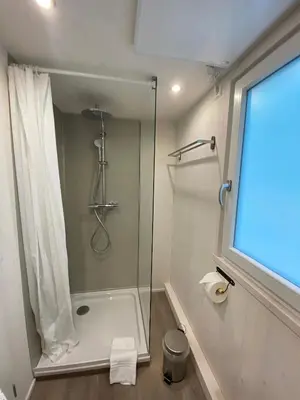 Ein Badezimmer in der Unterkunft Tiny House Möhne im PIER9 Tiny House Hotel