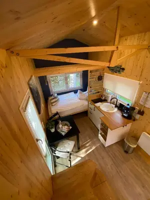 Ein Bett oder Betten in einem Zimmer der Unterkunft Tiny House Möhne im PIER9 Tiny House Hotel