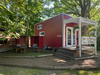 Ein Garten an der Unterkunft Tiny House Wupper im PIER9 Tiny House Hotel