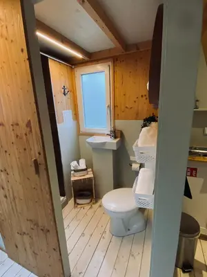 Ein Badezimmer in der Unterkunft Tiny House Werse im PIER9 Tiny House Hotel