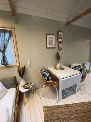 Ein Sitzbereich in der Unterkunft Tiny House Werse im PIER9 Tiny House Hotel