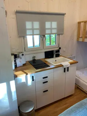Küche/Küchenzeile in der Unterkunft Tiny House Lippe im PIER9 Tiny House Hotel