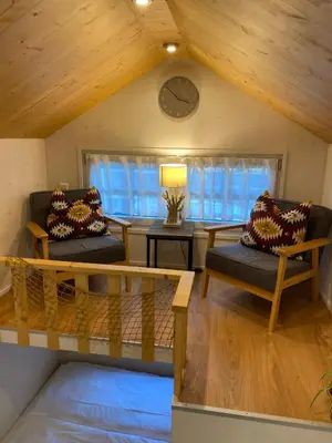 Ein Sitzbereich in der Unterkunft Tiny House Lippe im PIER9 Tiny House Hotel