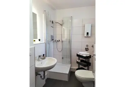 Ein Badezimmer in der Unterkunft Living-Life, Klinik & Messe vor Ort, Wlan, Netflix