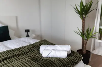 Ein Bett oder Betten in einem Zimmer der Unterkunft Apart63-Modern-3Room I Smart TV I Free Parking I Free WiFi