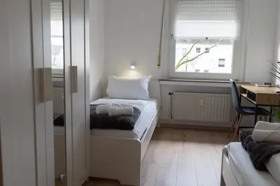 Ein Bett oder Betten in einem Zimmer der Unterkunft Apart63-Modern-3Room I Smart TV I Free Parking I Free WiFi