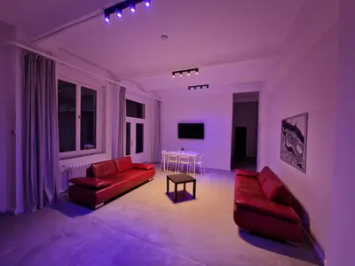 Ein Sitzbereich in der Unterkunft Tolstov Apartments - 300m2 Loft with 7 Rooms - 15 Min Messe DUS & Old Town DUS