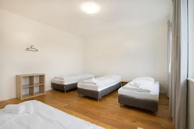 Ein Bett oder Betten in einem Zimmer der Unterkunft Tolstov Apartments - 300m2 Loft with 7 Rooms - 15 Min Messe DUS & Old Town DUS