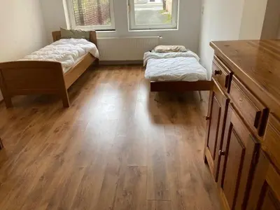 Ein Bett oder Betten in einem Zimmer der Unterkunft Einfaches grosse geräumiges Wohnung für Monteuren