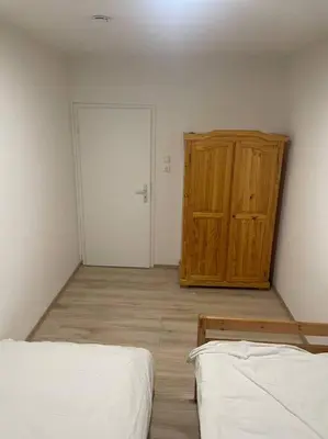 Ein Bett oder Betten in einem Zimmer der Unterkunft Große Apartment mit kostenlosen Parkplätze AVD 2