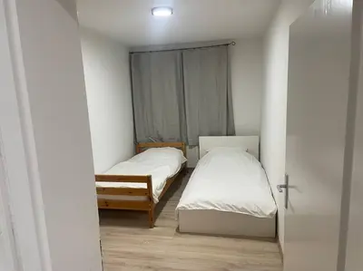 Ein Bett oder Betten in einem Zimmer der Unterkunft Große Apartment mit kostenlosen Parkplätze AVD 2