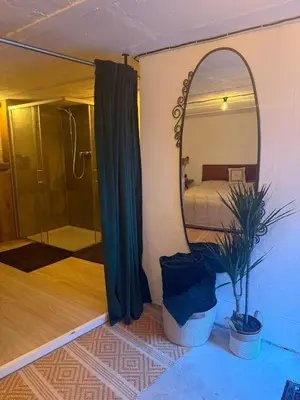 Ein Bett oder Betten in einem Zimmer der Unterkunft Art Boutique Budget Apartment im Hinterhof Menden Altstadt mit Klimaanlage