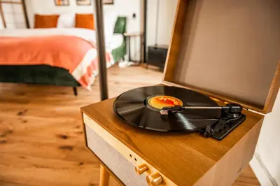 Ein Bett oder Betten in einem Zimmer der Unterkunft Klassen Stay - Exklusives Loft - XXL Leinwand - 4 km Messe, 1,5 km HBF