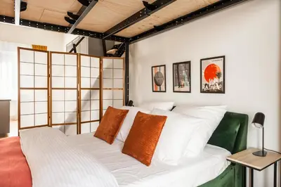 Ein Bett oder Betten in einem Zimmer der Unterkunft Klassen Stay - Exklusives Loft - XXL Leinwand - 4 km Messe, 1,5 km HBF