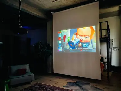 TV/Unterhaltungsangebot in der Unterkunft Klassen Stay - Exklusives Loft - XXL Leinwand - 4 km Messe, 1,5 km HBF