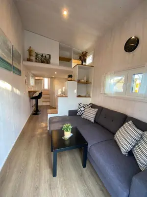 Ein Sitzbereich in der Unterkunft Tiny House Stever im PIER9 Tiny House Hotel