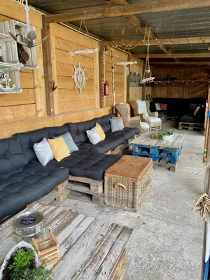 Ein Sitzbereich in der Unterkunft Tiny House Stever im PIER9 Tiny House Hotel