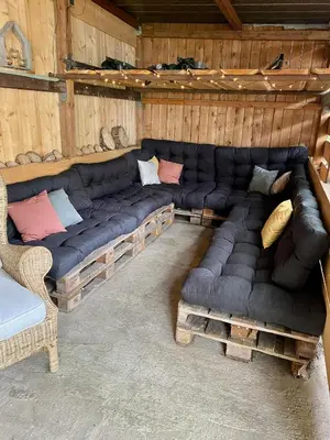 Ein Sitzbereich in der Unterkunft Tiny House Stever im PIER9 Tiny House Hotel