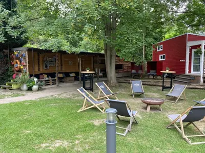 Ein Garten an der Unterkunft Tiny House Stever im PIER9 Tiny House Hotel