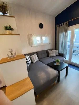 Ein Sitzbereich in der Unterkunft Tiny House Stever im PIER9 Tiny House Hotel