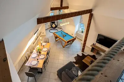 Ein Sitzbereich in der Unterkunft Loft mit Billard-Tisch und PS4