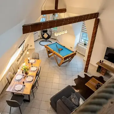 Loft mit Billard-Tisch und PS4