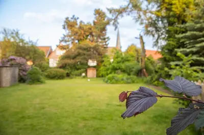 Ein Garten an der Unterkunft Gasthaus Benke, Fachwerkhaus in Westfalen