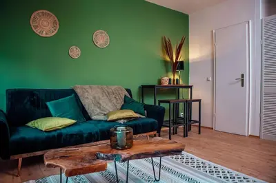 Ein Sitzbereich in der Unterkunft Green & Modern - City - Netflix - WiFi - 2 Person