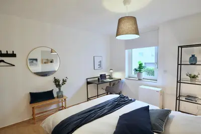 Ein Bett oder Betten in einem Zimmer der Unterkunft SAPPHIRE APARTMENT: FREE PARKING + NETFLIX + BATHTUB
