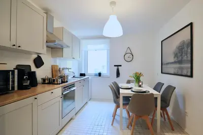Küche/Küchenzeile in der Unterkunft SAPPHIRE APARTMENT: FREE PARKING + NETFLIX + BATHTUB