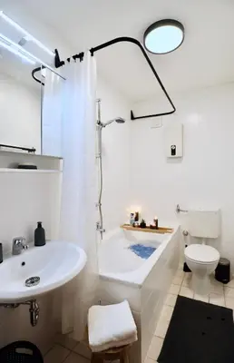 Ein Badezimmer in der Unterkunft SAPPHIRE APARTMENT: FREE PARKING + NETFLIX + BATHTUB
