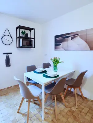 Grundriss der Unterkunft SAPPHIRE APARTMENT: FREE PARKING + NETFLIX + BATHTUB