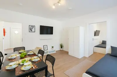 TV/Unterhaltungsangebot in der Unterkunft VAZ Apartments Haus Walsum Modernes Monteur- & Team-Base WLAN, Küche
