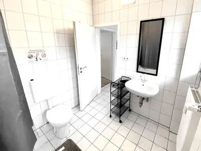 Ein Badezimmer in der Unterkunft VAZ Apartments Haus Walsum Modernes Monteur- & Team-Base WLAN, Küche