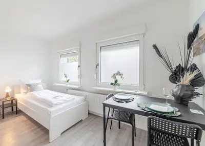 Ein Bett oder Betten in einem Zimmer der Unterkunft VAZ Apartments Haus Walsum Modernes Monteur- & Team-Base WLAN, Küche