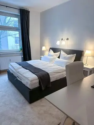 Ein Bett oder Betten in einem Zimmer der Unterkunft Modern City apt. -with 2 TV, Netflix and work desk