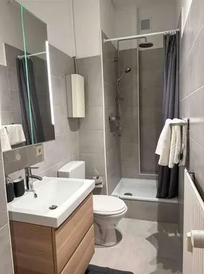 Ein Badezimmer in der Unterkunft Modern City apt. -with 2 TV, Netflix and work desk