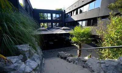 Ein Garten an der Unterkunft TIBET HOTEL am Airport Düsseldorf-Ratingen