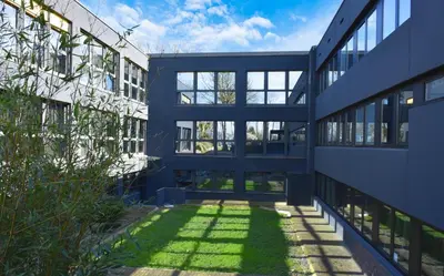 Ein Garten an der Unterkunft TIBET HOTEL am Airport Düsseldorf-Ratingen