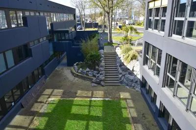 Ein Garten an der Unterkunft TIBET HOTEL am Airport Düsseldorf-Ratingen