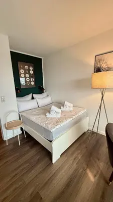 Ein Bett oder Betten in einem Zimmer der Unterkunft BOSTEL 89 - Apartment, in der Altstadt, Klimaanlage, Aufzug