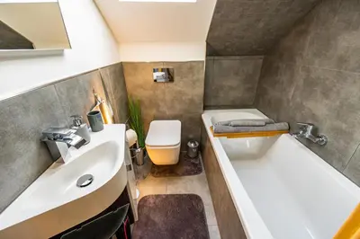 Ein Badezimmer in der Unterkunft 2,5-Zimmer inkl Arbeitsplatz, WLAN & free Netflix, Amazon-Free Parken vollausgestattete Wohnung, 24h Check In