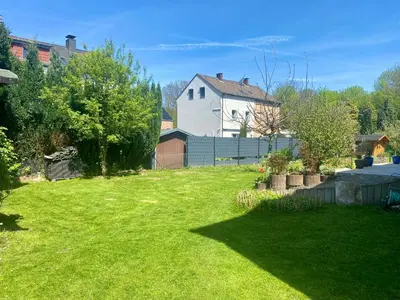 Ein Garten an der Unterkunft Süßes Gästehäuschen in 1A Lage
