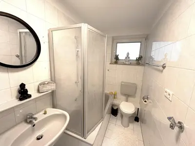 Ein Badezimmer in der Unterkunft VAZ Apartments Haus Langerfeld für Monteure, TV, WLAN, Küche, nahe 3M und EDE