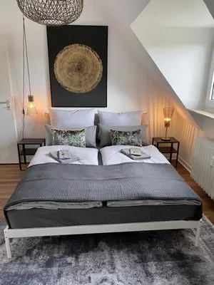 Ein Bett oder Betten in einem Zimmer der Unterkunft Apartment 1 - Modernes Dachgeschoss-Studio in Duisburg Meiderich, 4,7 km Hbf, U-Bahn 250m, Flughafen Düsseldorf 28 km, Landschaftspark 2,9 km