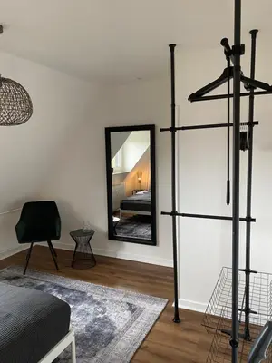 TV/Unterhaltungsangebot in der Unterkunft Apartment 1 - Modernes Dachgeschoss-Studio in Duisburg Meiderich, 4,7 km Hbf, U-Bahn 250m, Flughafen Düsseldorf 28 km, Landschaftspark 2,9 km