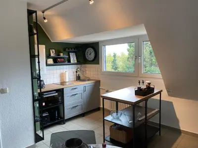 Küche/Küchenzeile in der Unterkunft Apartment 1 - Modernes Dachgeschoss-Studio in Duisburg Meiderich, 4,7 km Hbf, U-Bahn 250m, Flughafen Düsseldorf 28 km, Landschaftspark 2,9 km