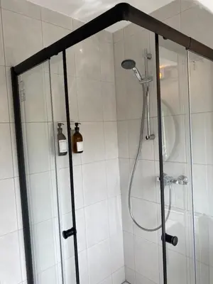 Ein Badezimmer in der Unterkunft Apartment 1 - Modernes Dachgeschoss-Studio in Duisburg Meiderich, 4,7 km Hbf, U-Bahn 250m, Flughafen Düsseldorf 28 km, Landschaftspark 2,9 km